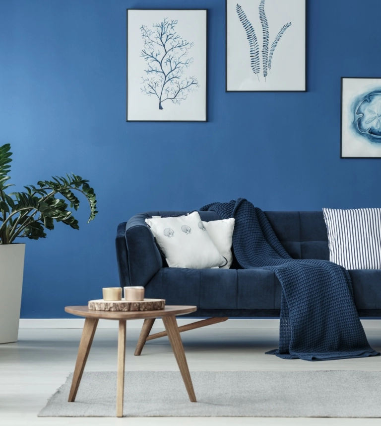 Niebieska kanapa z kocem